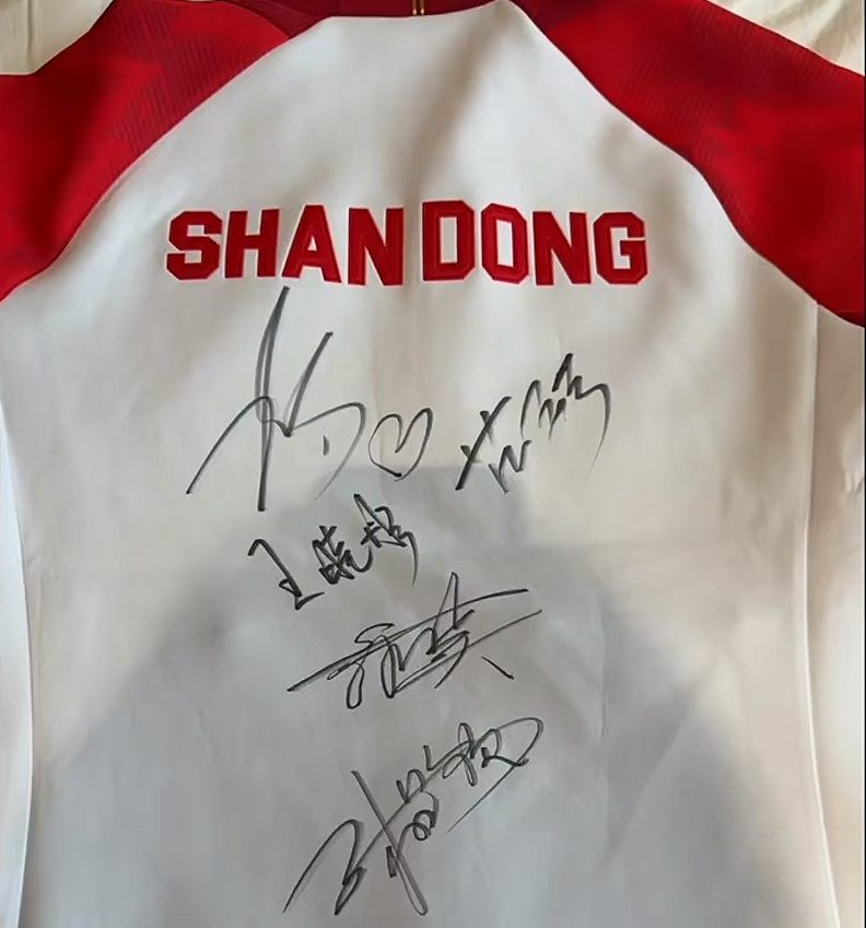 可爱宝宝在自己签名旁边还签个❤️