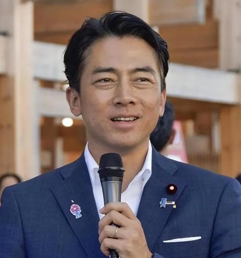 日本扛不住对华管制压力彻底慌了！小泉进次郎当众放话喊话中方，一番表态直接让在场各
