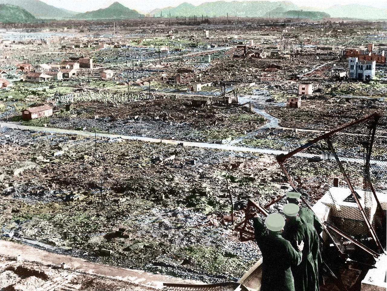 1945年8月6日，广岛被原子弹炸后的场景全在这张照片里了。你瞅，画面里大半片土