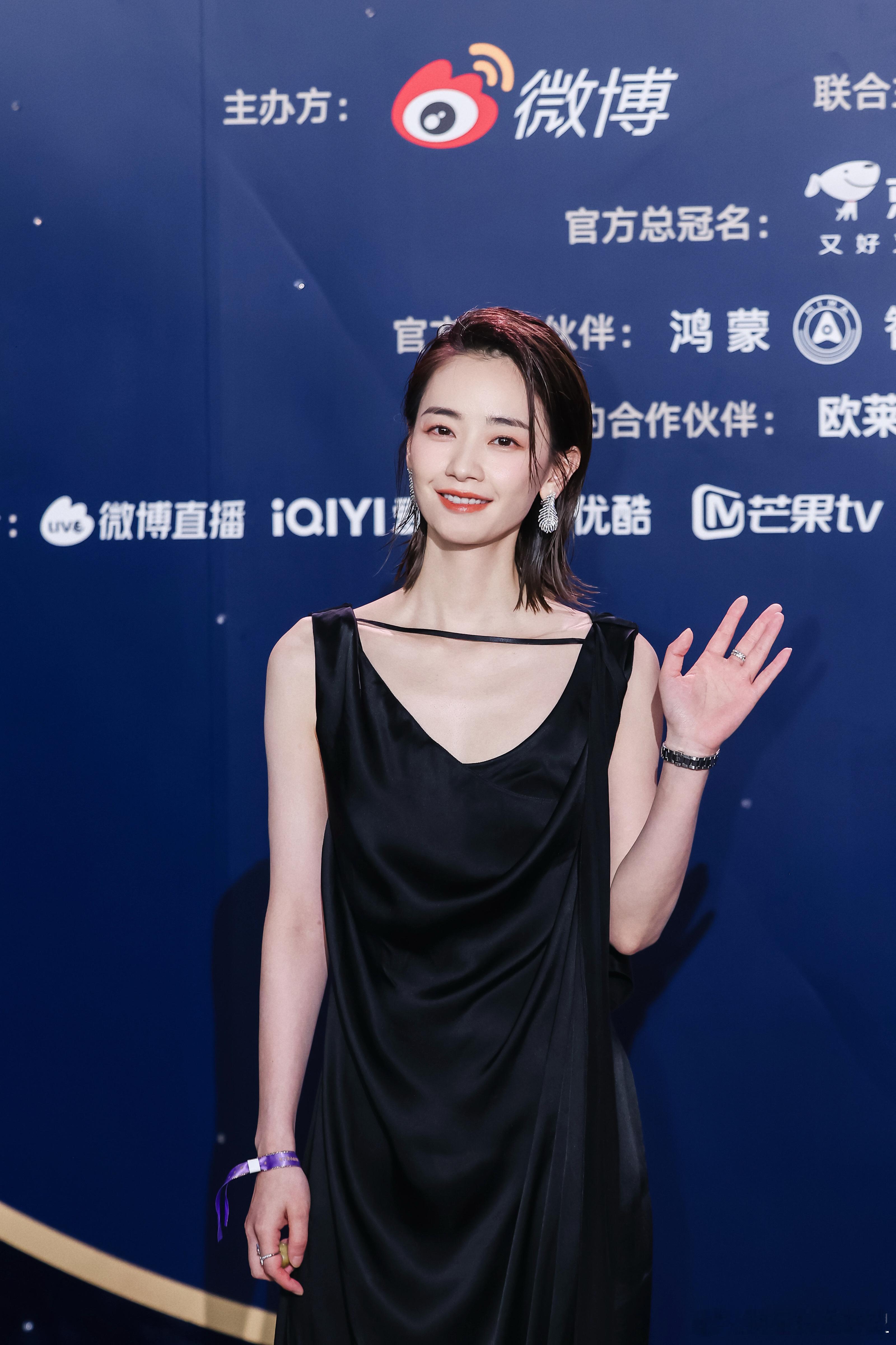 张天爱刘雅瑟吃到阿嬷的油柑了不仅吃到了，姐姐还拿着《给阿嬷的情书》剧组的油柑 上
