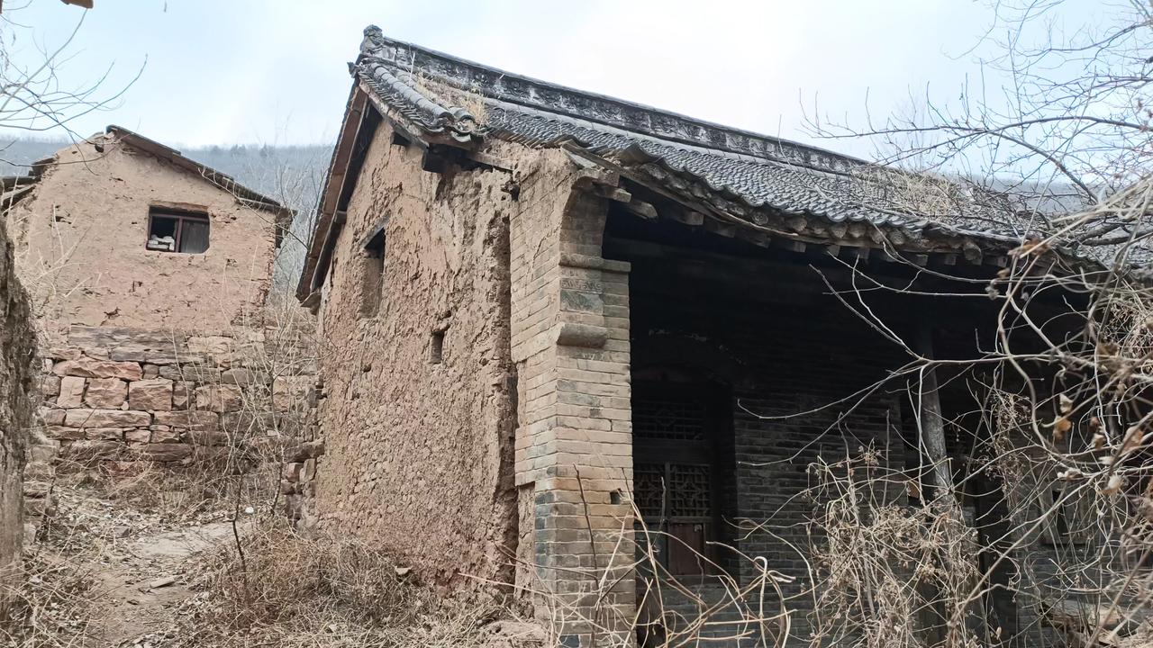 在河北通往山西的213省道旁，有一座无人村，村里相传出过皇帝，这究竟是怎么回事呢