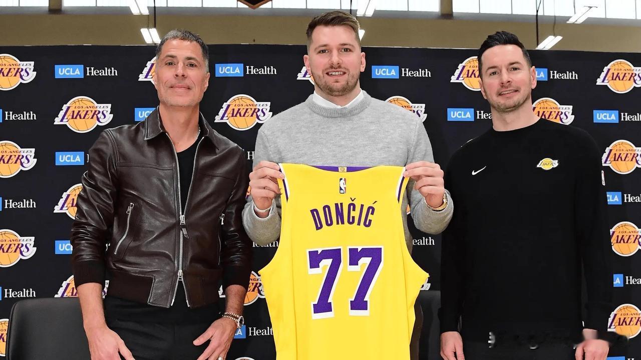 根据Shams Charania的报道：独行侠老板杜蒙将在今日球队会议上解雇哈里