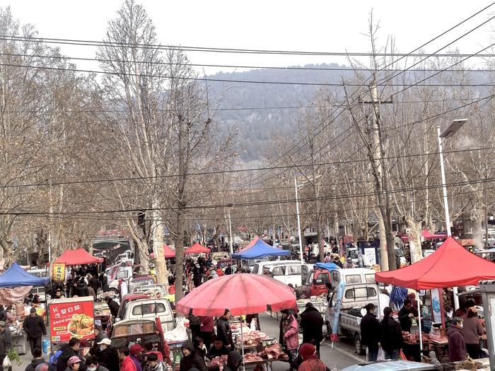 泉水豆腐香、馓子脆、年糕甜，济南柳埠大集上演“舌尖上的团圆”！腊月时节，济南南部