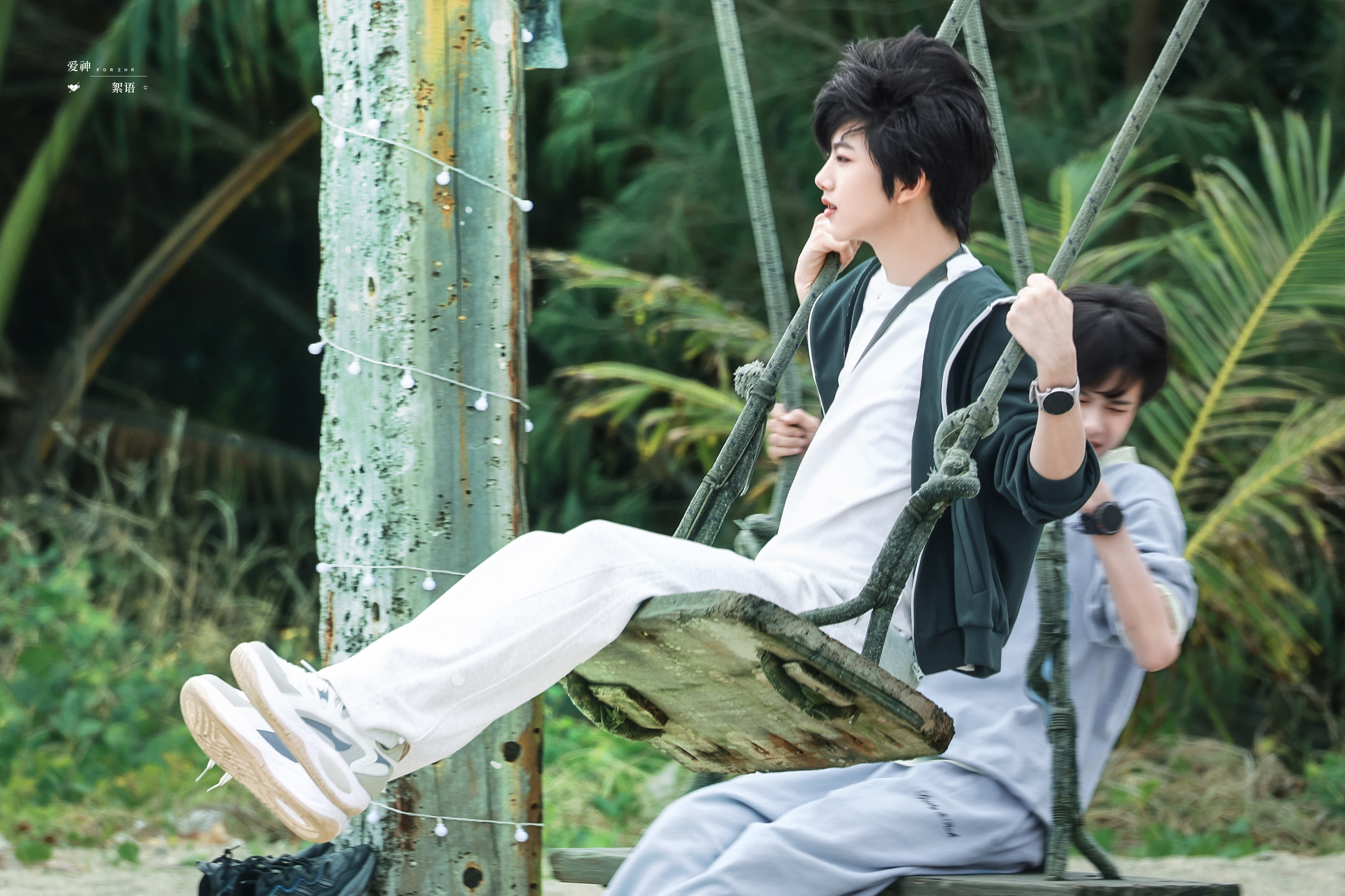 【张函瑞】张函瑞海边荡秋千 张函瑞海边荡秋千，好可爱呀，期待张函瑞饰演的徐安博?