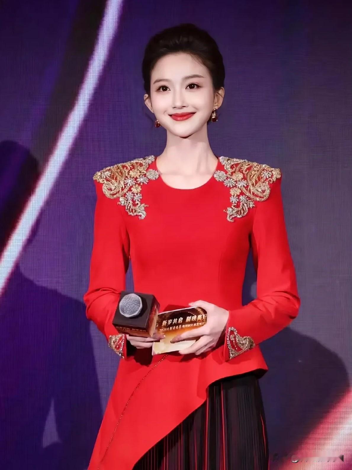 39岁的春晚主持人刘心悦，
告诉所有女人一个道理，
你可以不结婚，也可以不生孩子