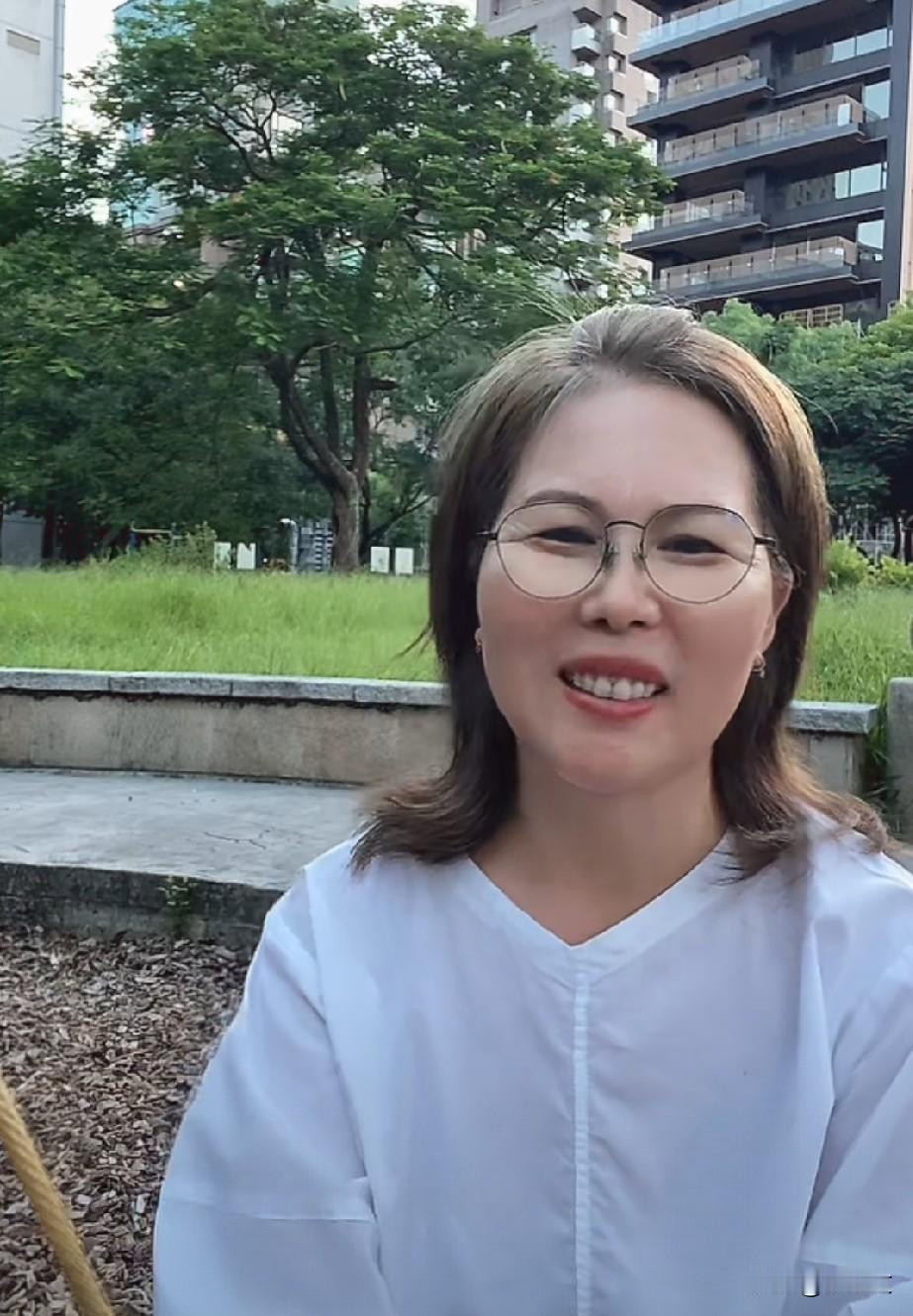 杨阿姨就是喜欢说大实话，她说别夸我好看，你看看麻六记吧，让我挣个两毛，哈哈，实在