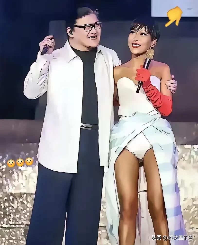 刘欢老师和他的学员吉克隽逸。

吉克隽逸自从好声音以后，就开始以打扮奇特吸引人眼