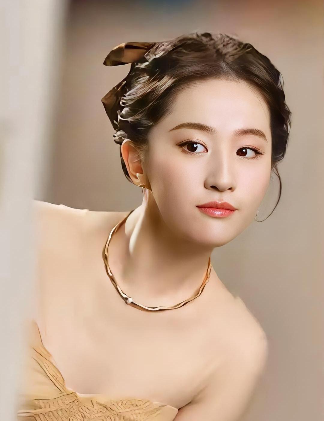 别再讨论刘亦菲的演技了。
影视圈真正在研究的，是她那张脸如何年复一年地“修改”行