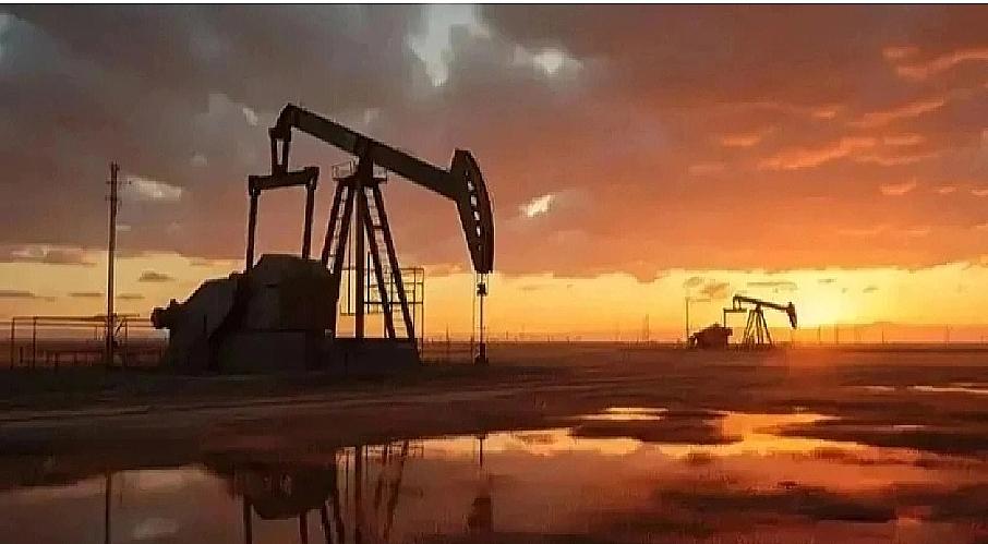 哈萨克斯坦宣布了，
两艘油轮遭无人机暴击，
全球1%原油供应悬了，黑海突然变“战