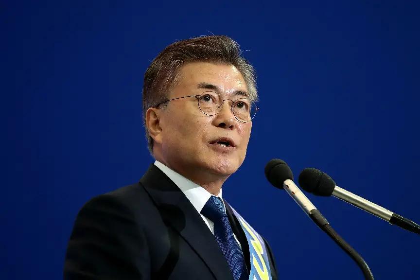 为什么韩国总统文在寅在中国得到的大多是正面评价?
 
说起来其实很简单，因为他身