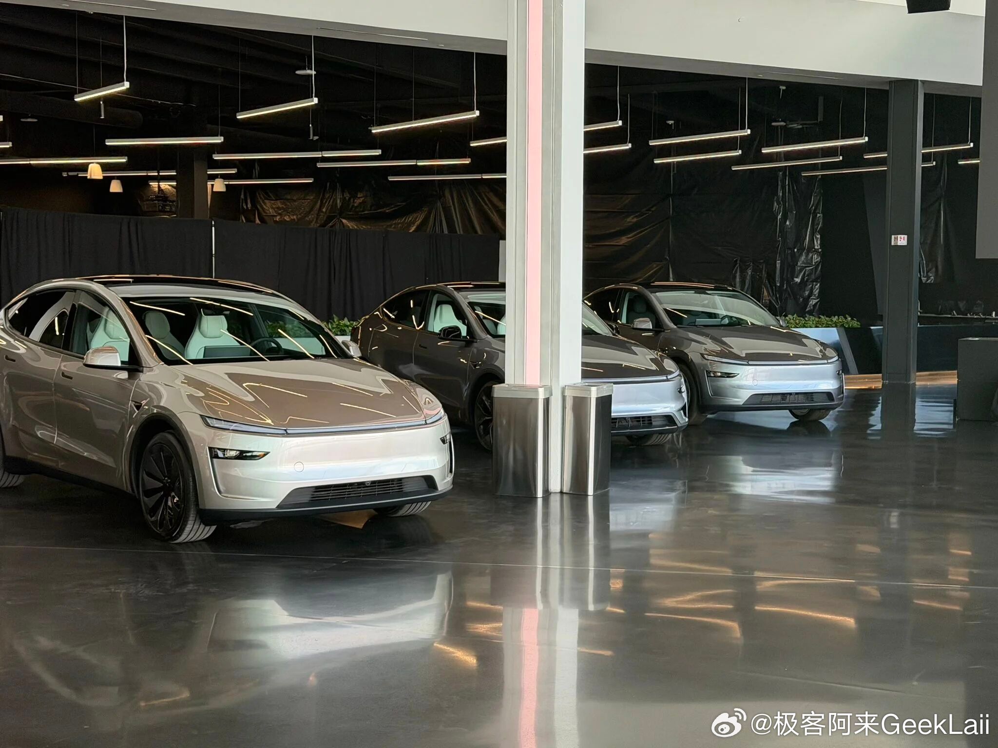 美国版本不带前车标、不带前牌照框以后，看起来都不像一款车了。