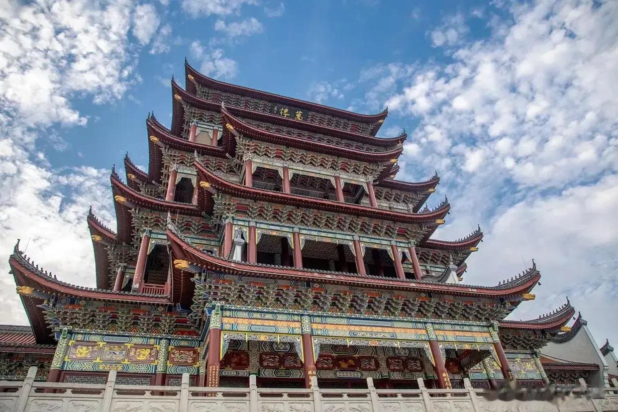 明朝万历四十三年(即1615年)，湘潭县令包鸿逵决心建造一座不逊色于滕王阁的楼阁