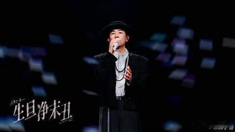陈小春是偷穿了姚明的衣服吗陈小春双开门 陈小春穿搭名场面来了，西装尺寸偏大双开门