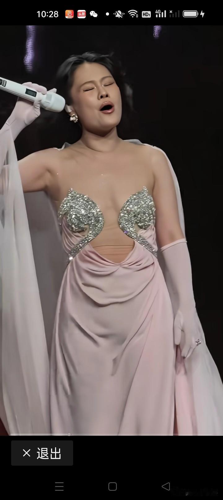 舞台穿成这样，没看出来哪美，肚子上的褶皱都出来，这样穿着是时尚吗？