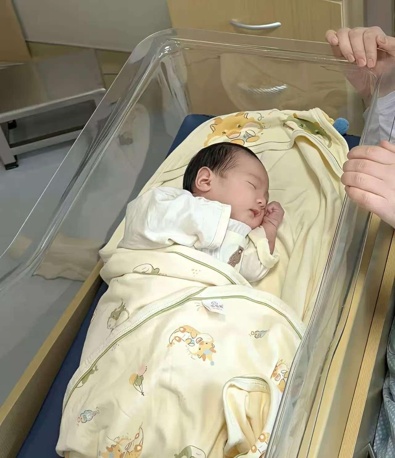 2008年，广西一女子因为怀孕成了植物人，为了救她，丈夫忍痛选择放弃孩子，没想到
