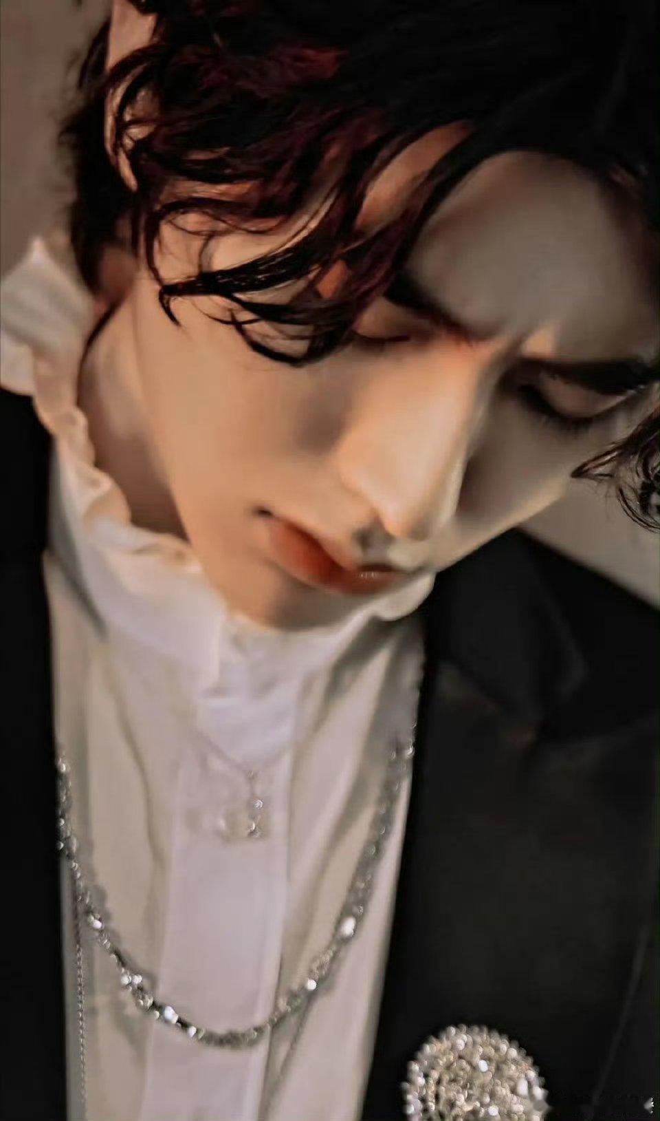 还有什么是蔡徐坤不会的又被蔡徐坤帅到了 冷脸坤帅到失语！黑色作战服衬得身材逆天，