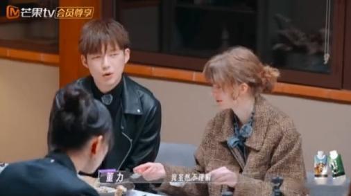 董力不理解阿诺爱做手工妻子的浪漫旅行阿诺喜欢做手工，董力认为虽然更便捷买现成的，