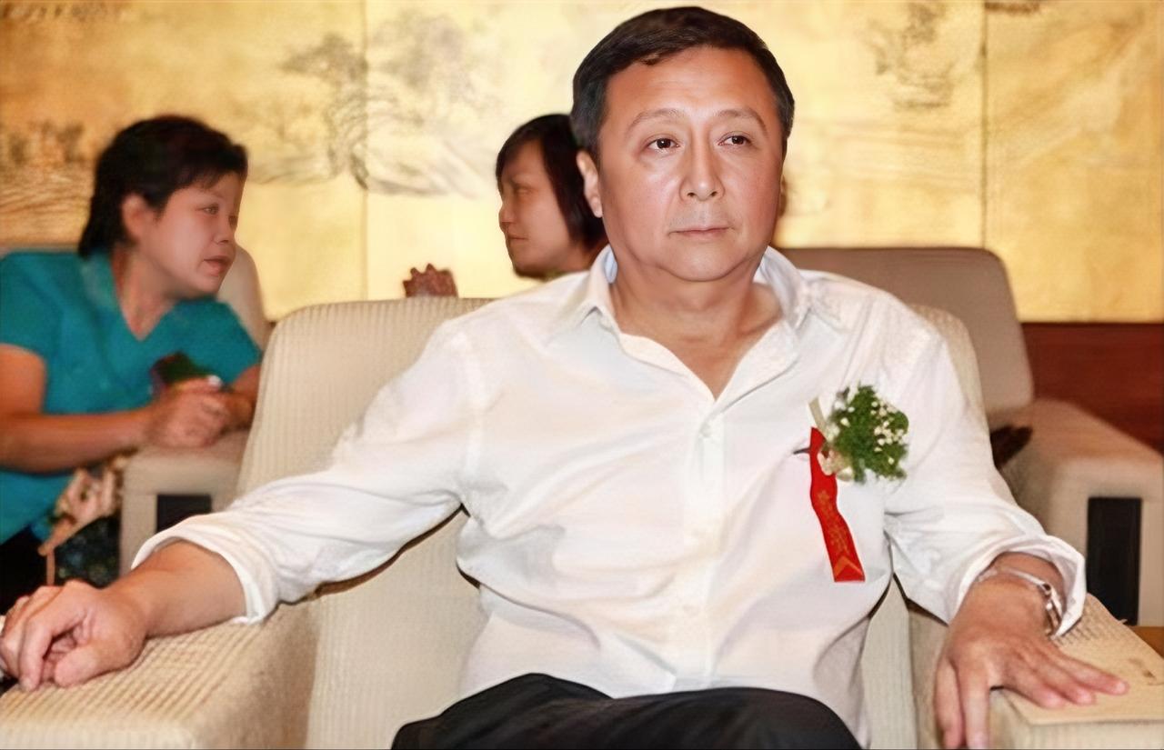 他18岁参军入伍，53岁任安徽省军区副司令，54岁升少将，父亲是开国上将。这个将