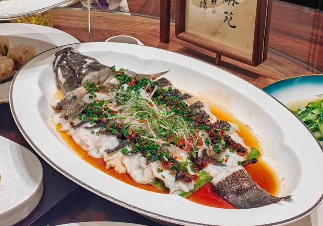 中秋家宴，我家必有一道菜——鱼。

每年中秋，家里人多，我们都会提前在饭店订好大
