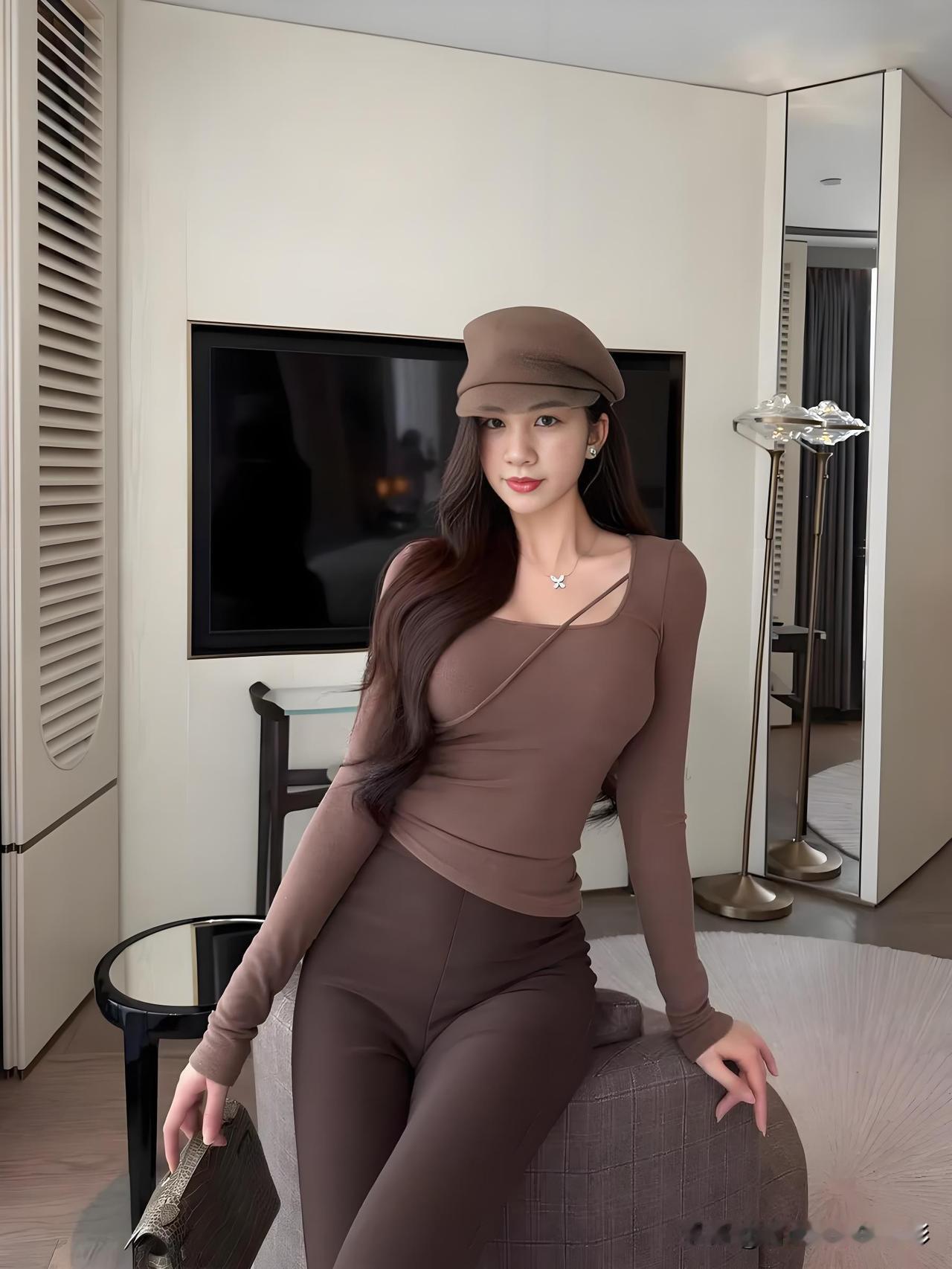 静享这一刻的独处时光☕。咖色系穿搭，如同秋日里的一杯暖咖，温暖又惬意。贝雷帽增添