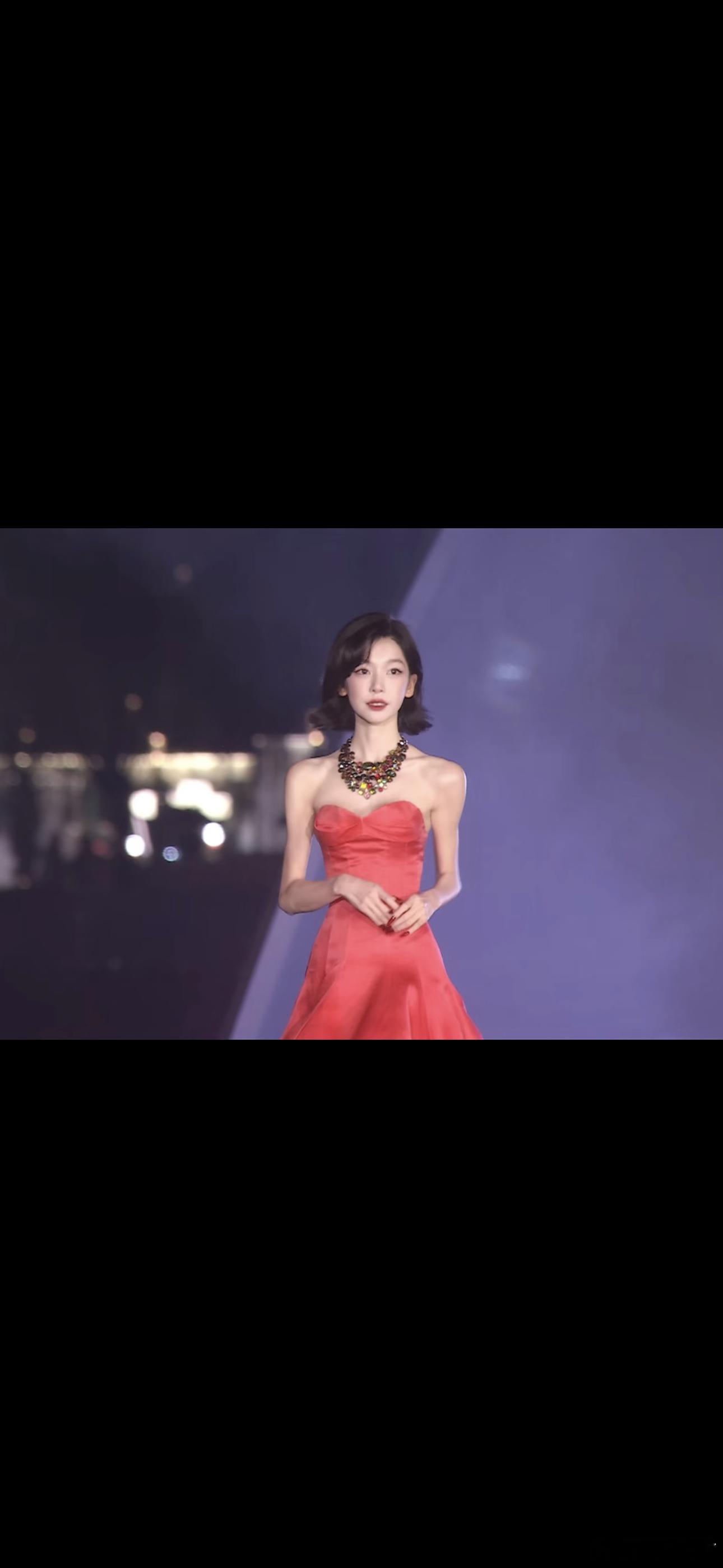 狂打肩膀头子又过瘦就会变成火柴人VOGUE红毯 ​​​