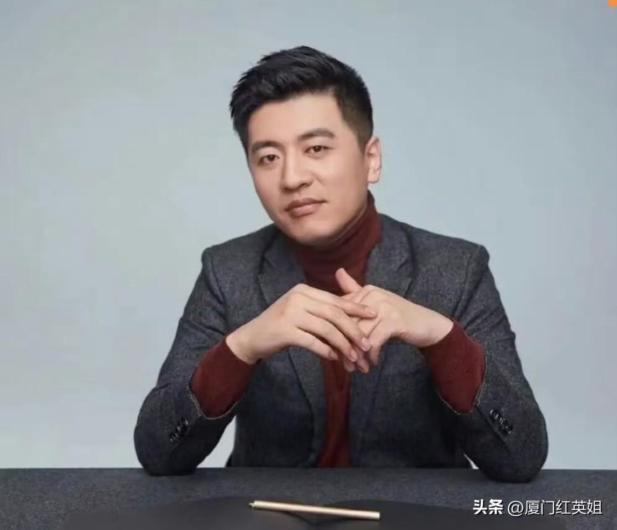 就一顿晚饭的时间
张雪峰突发心脏病
在苏州抢救的消息铺天盖地
其助理万霞回应称其