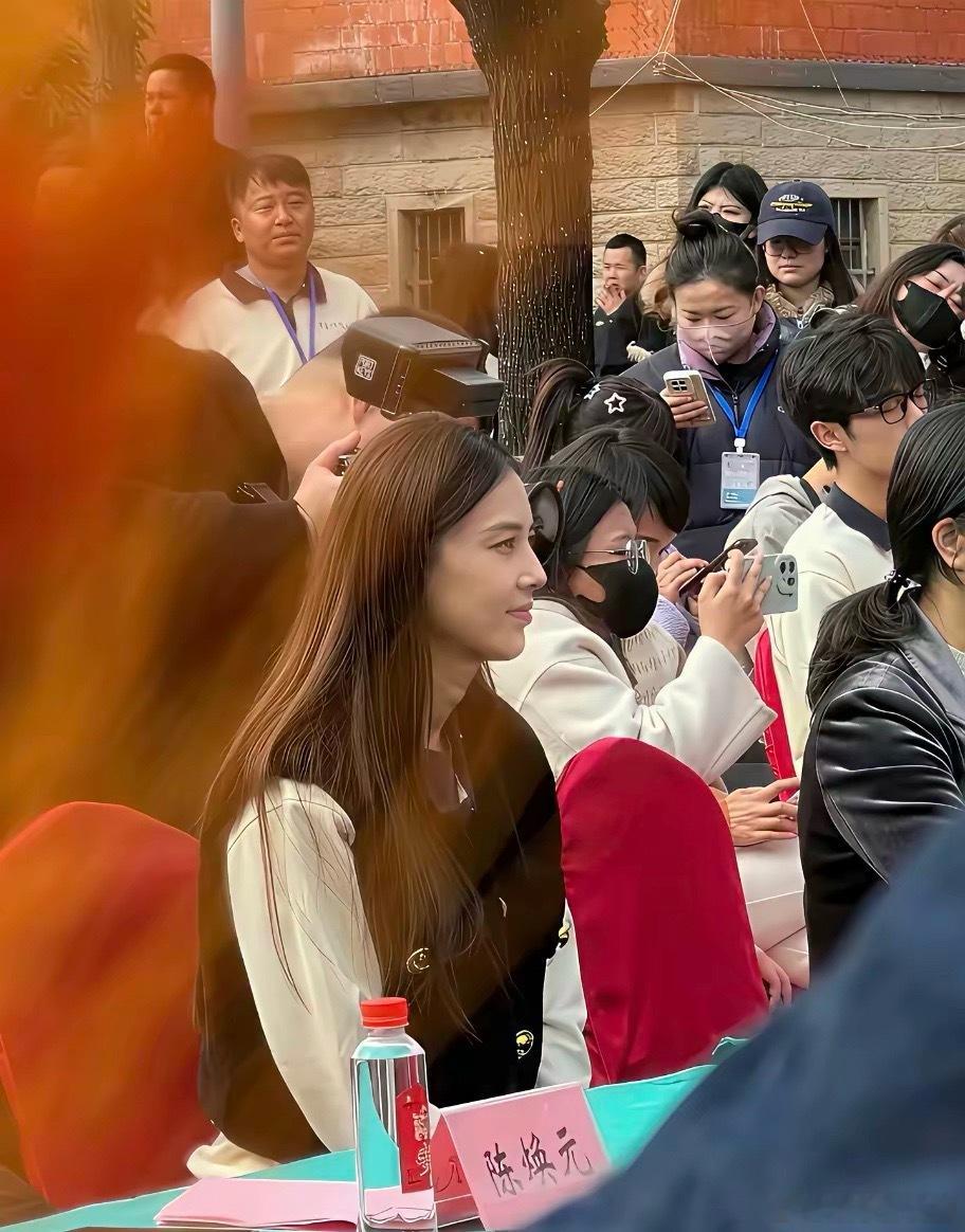 黄圣依这状态真好，哪怕已有42岁的年龄，还如“少女般”美丽，细看她的妆容，只是稍