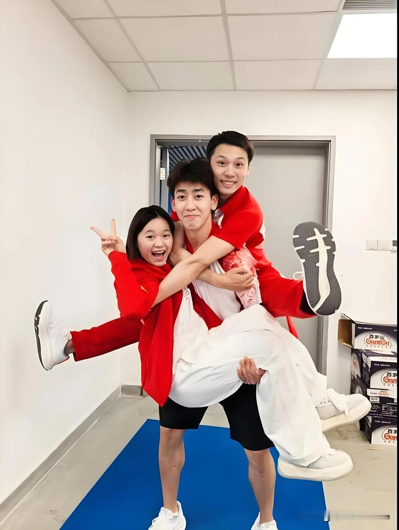我终于知道全红婵为什么从小就可以跳男运动员的动作了，你看她与队友陈艾森、郑钧之的
