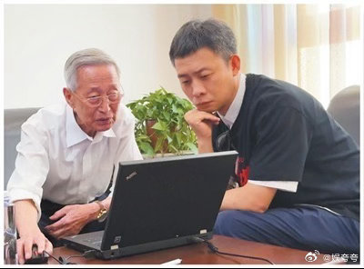 张译发文致敬神探原型崔道植文字承载敬意，致敬崔道植漫长又孤独的坚守。没有轰轰烈烈
