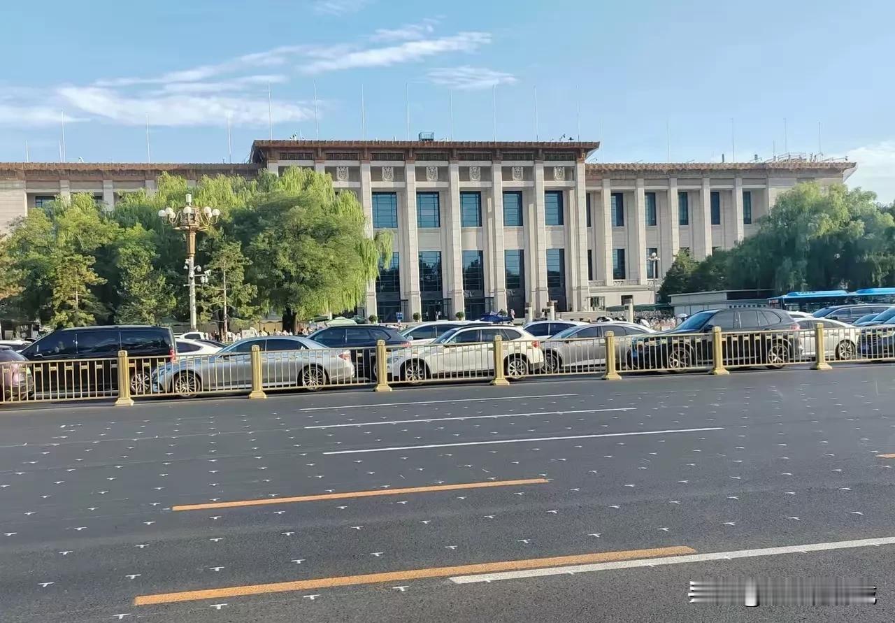 北京长安街的沥青路面已经焕然一新，交通标志标线重新施划完毕，可路面上画的那么多的
