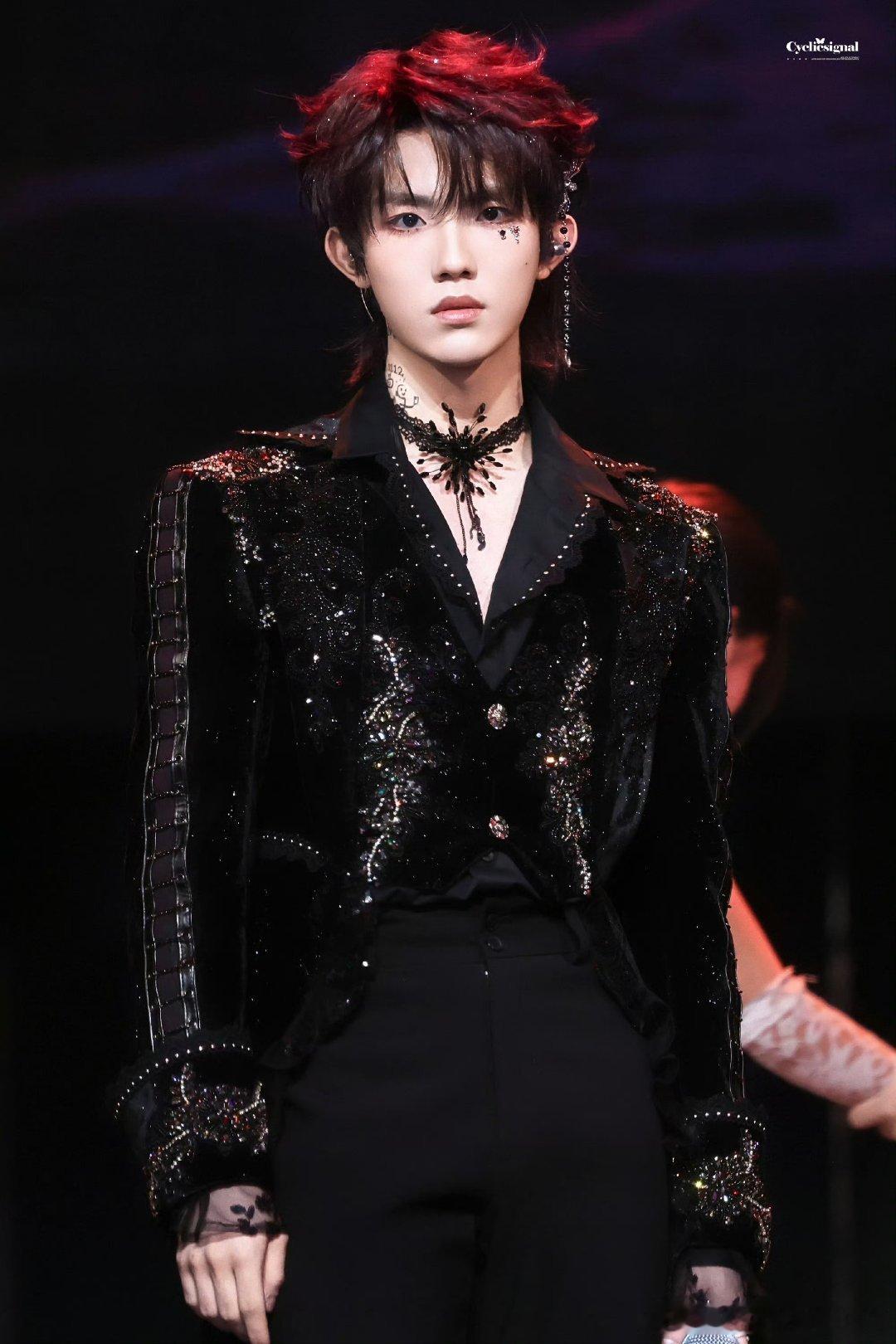 苏新皓爱丫爱丫舞台好萌谁还没看苏新皓这个舞台！又萌又有实力，大主唱大主舞双在线，