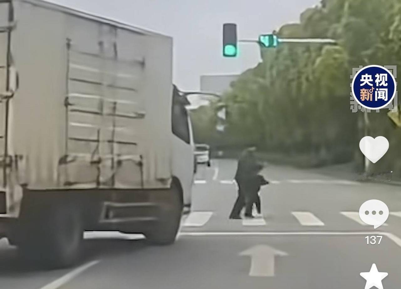 武汉这位货车司机真的太帅了！早高峰路口，一对母子过马路时，后方一辆新能源车突然加