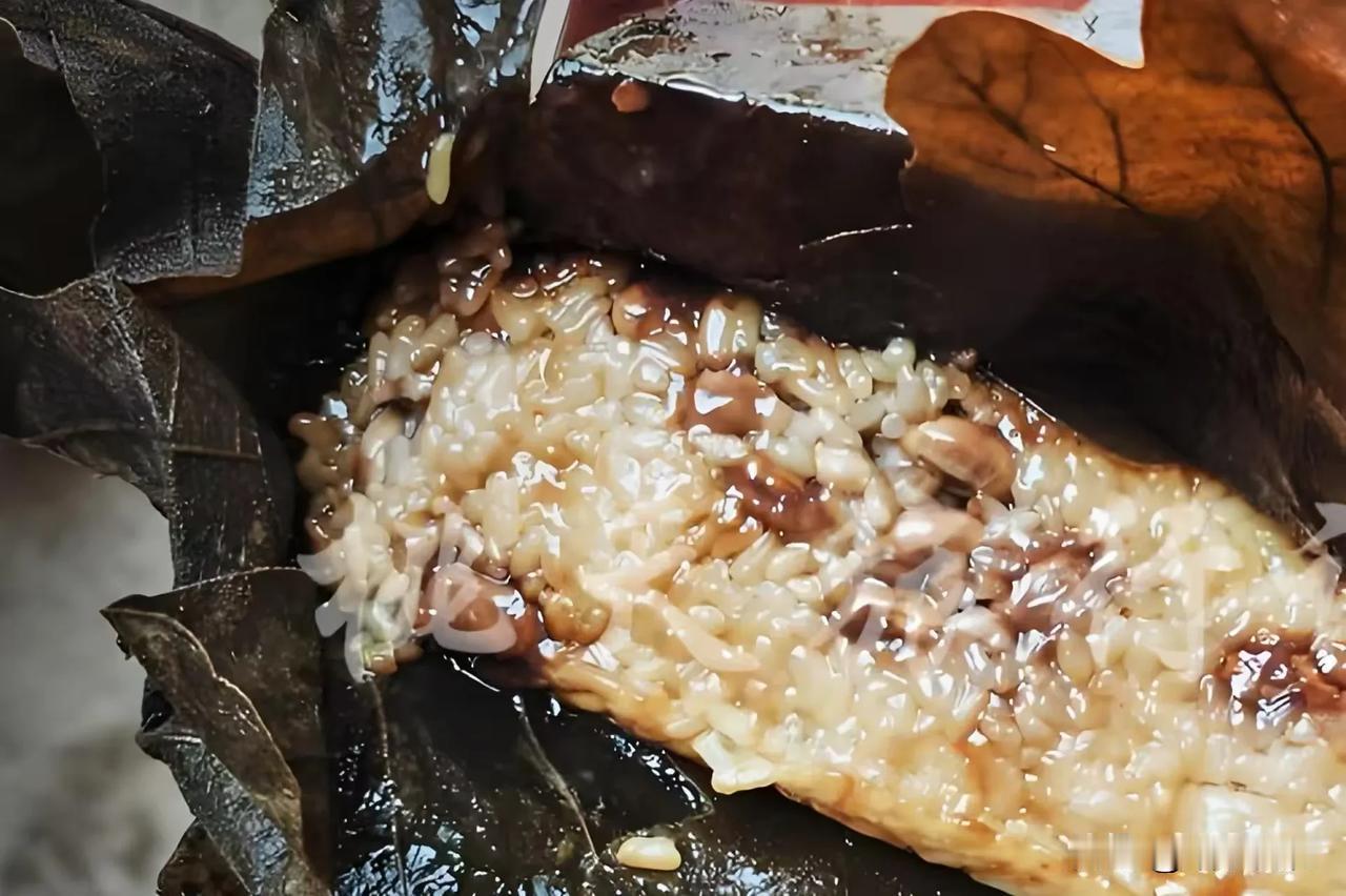 今日的早餐吃的是粽子。实话实说，这种工业化的食品我是不太喜欢吃的，想想扔了有点浪