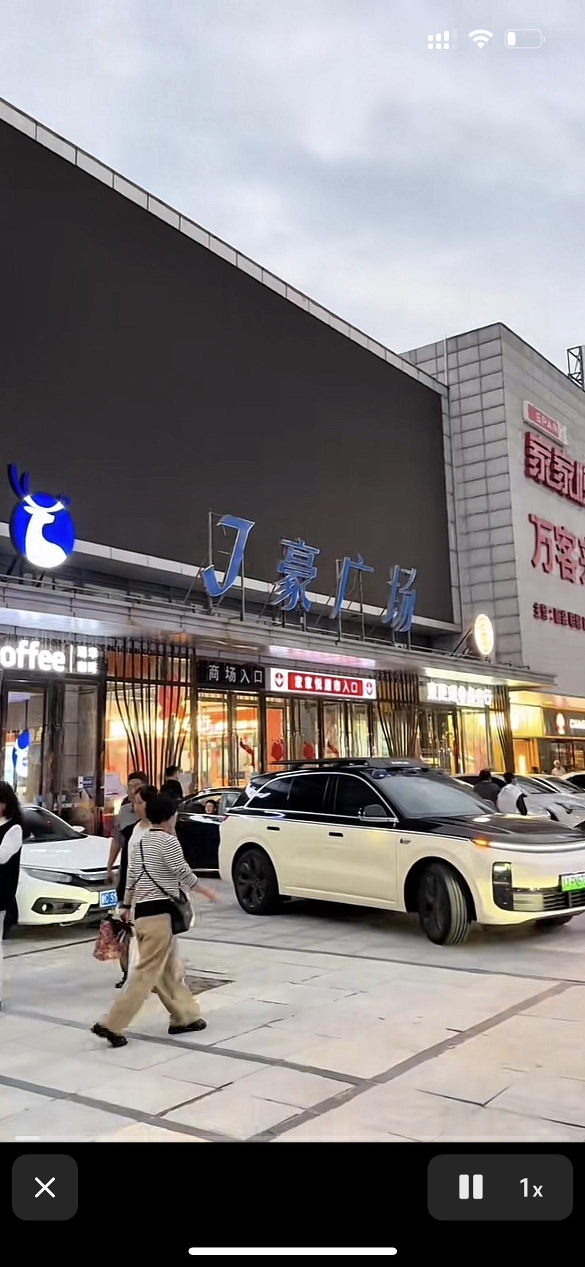 提起济南的丁豪广场
高新区的人几乎无人不知
这可是片区拓荒的唯一大型商场
可是随