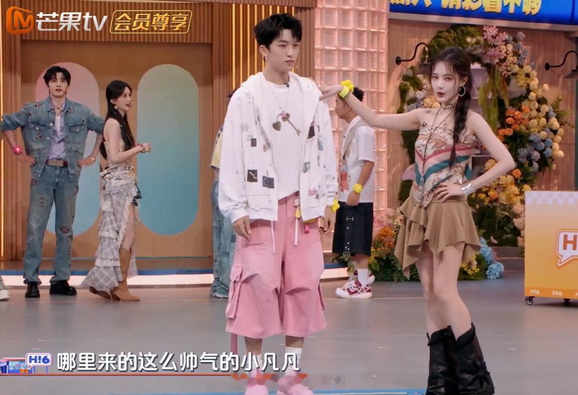 李一桐给黄子弘凡哄成胚胎了李一桐这夸夸技能简直满点！对着黄子弘凡就是一顿“帅气小