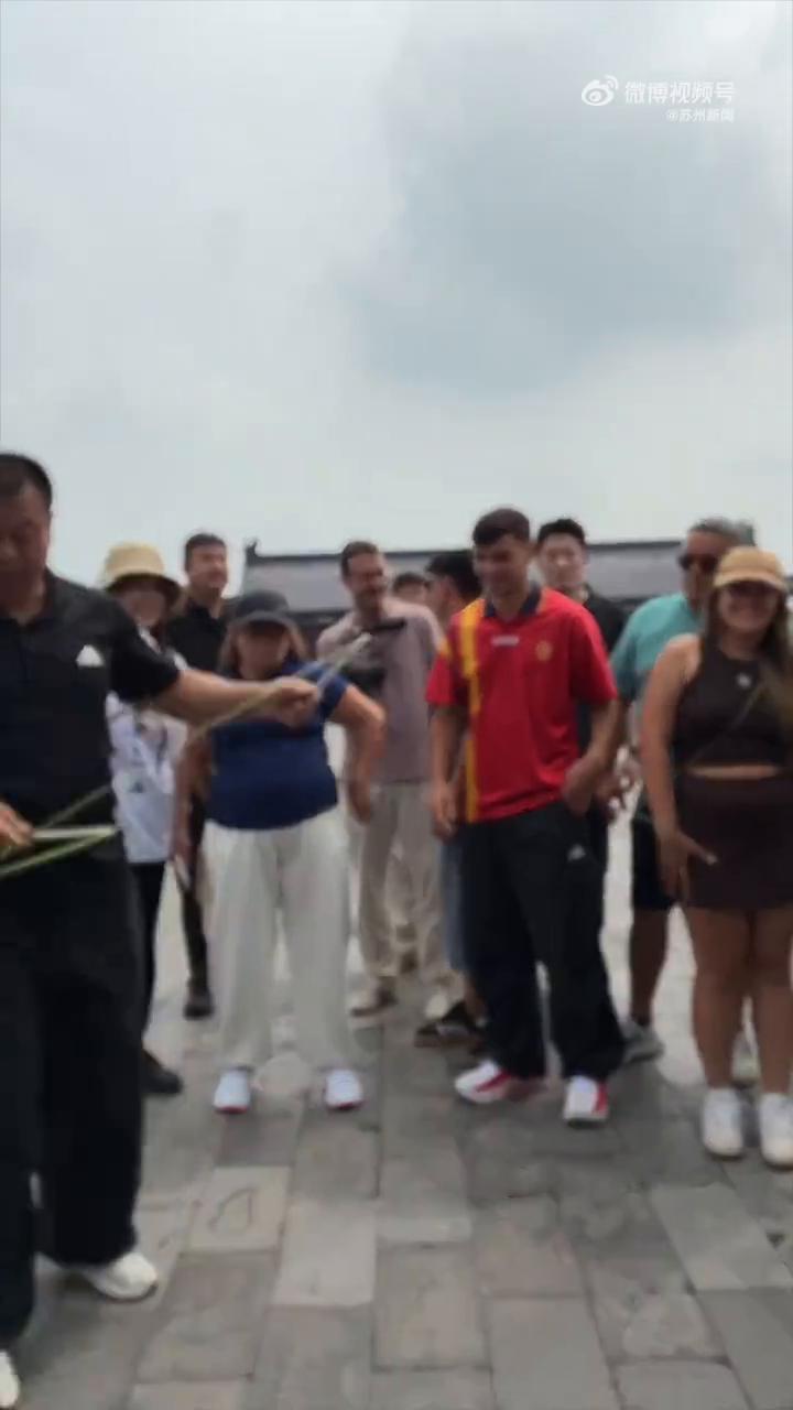 当外地朋友遇到"地道老北京"。
师傅会教一下佩德里怎么把空竹给掂起来，高难度的。