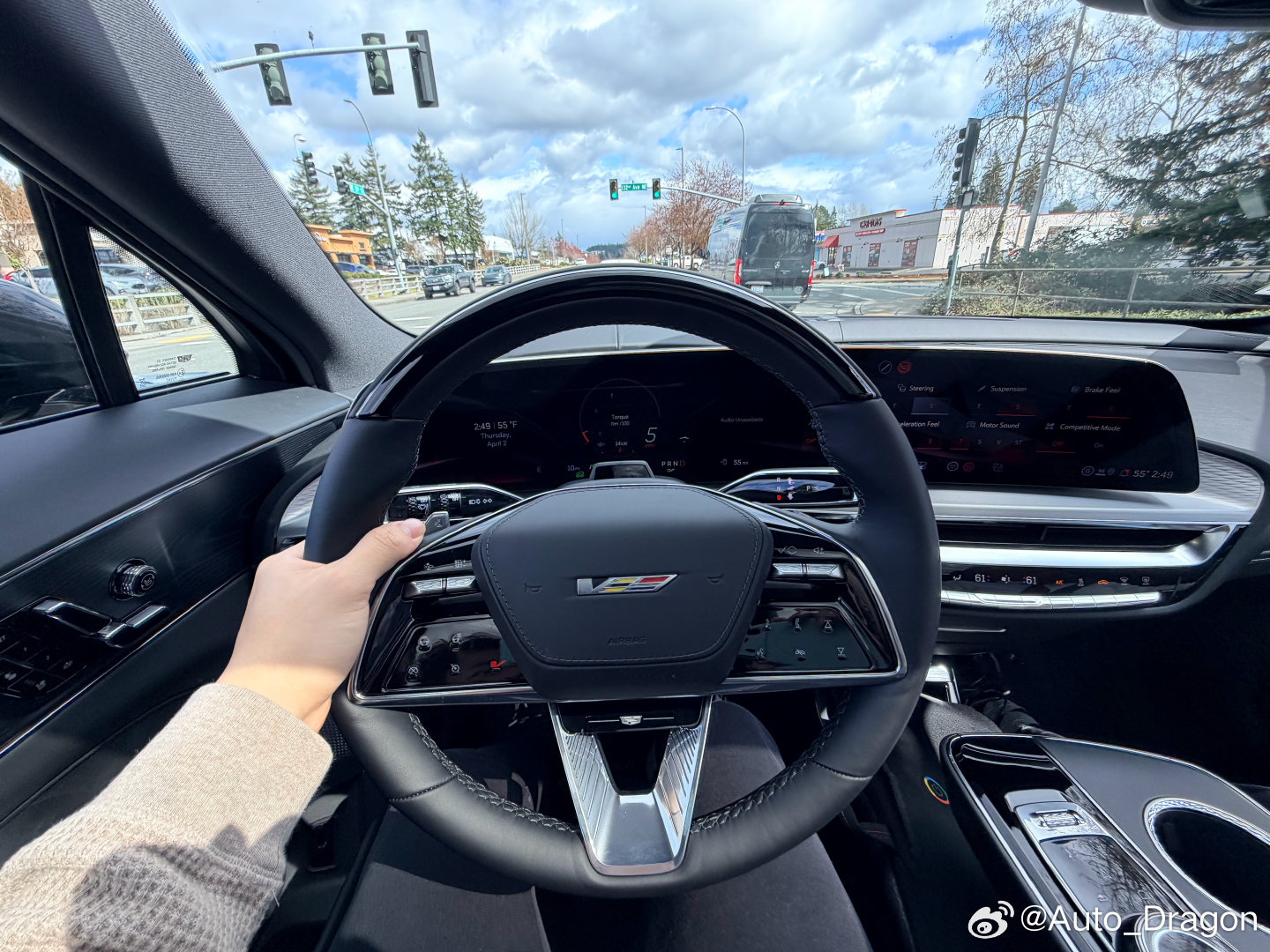 给Z06送去保养，店里居然给了我辆锐歌Lyriq V作为代步车。不理解他们为啥觉