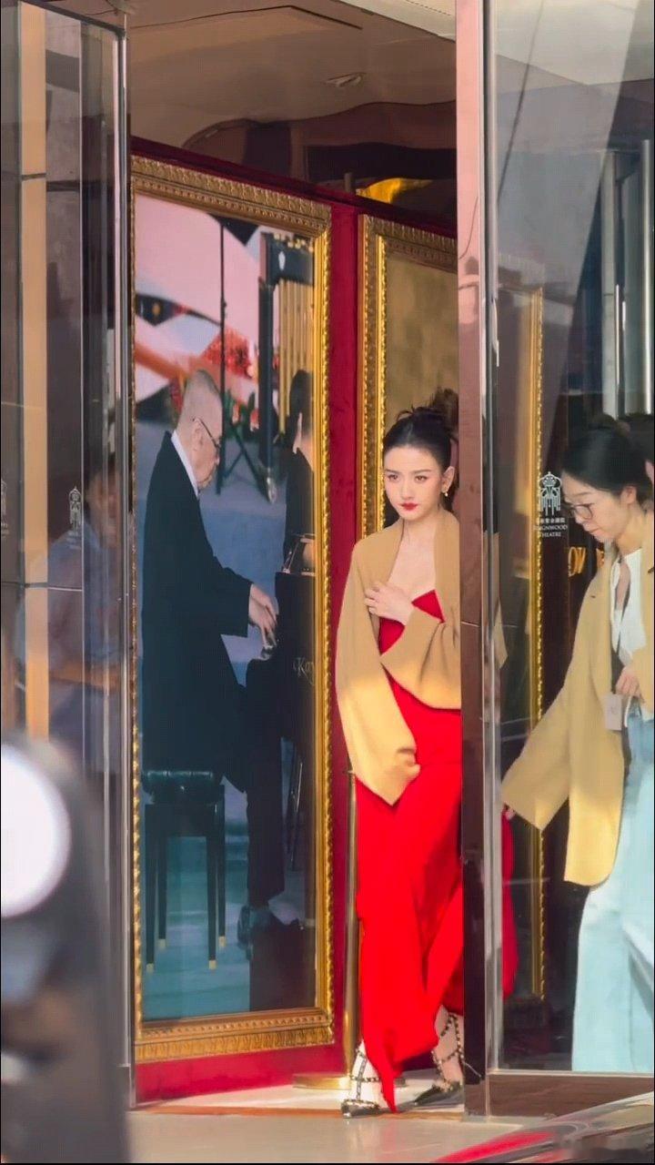 宋祖儿今天大红又大绿宋祖儿换了红裙宋祖儿今天大红又大绿，女娲炫技穿这么难驾驭的颜