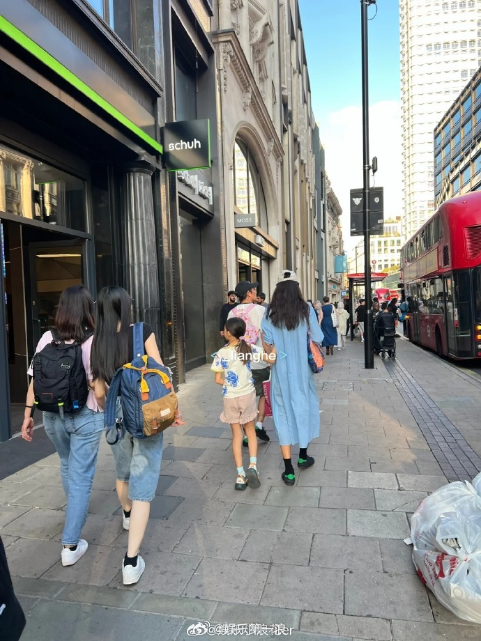 陈冠希帮女儿背书包 有网友在伦敦偶遇陈冠希一家，陈冠希帮女儿背着粉色的小书包，温