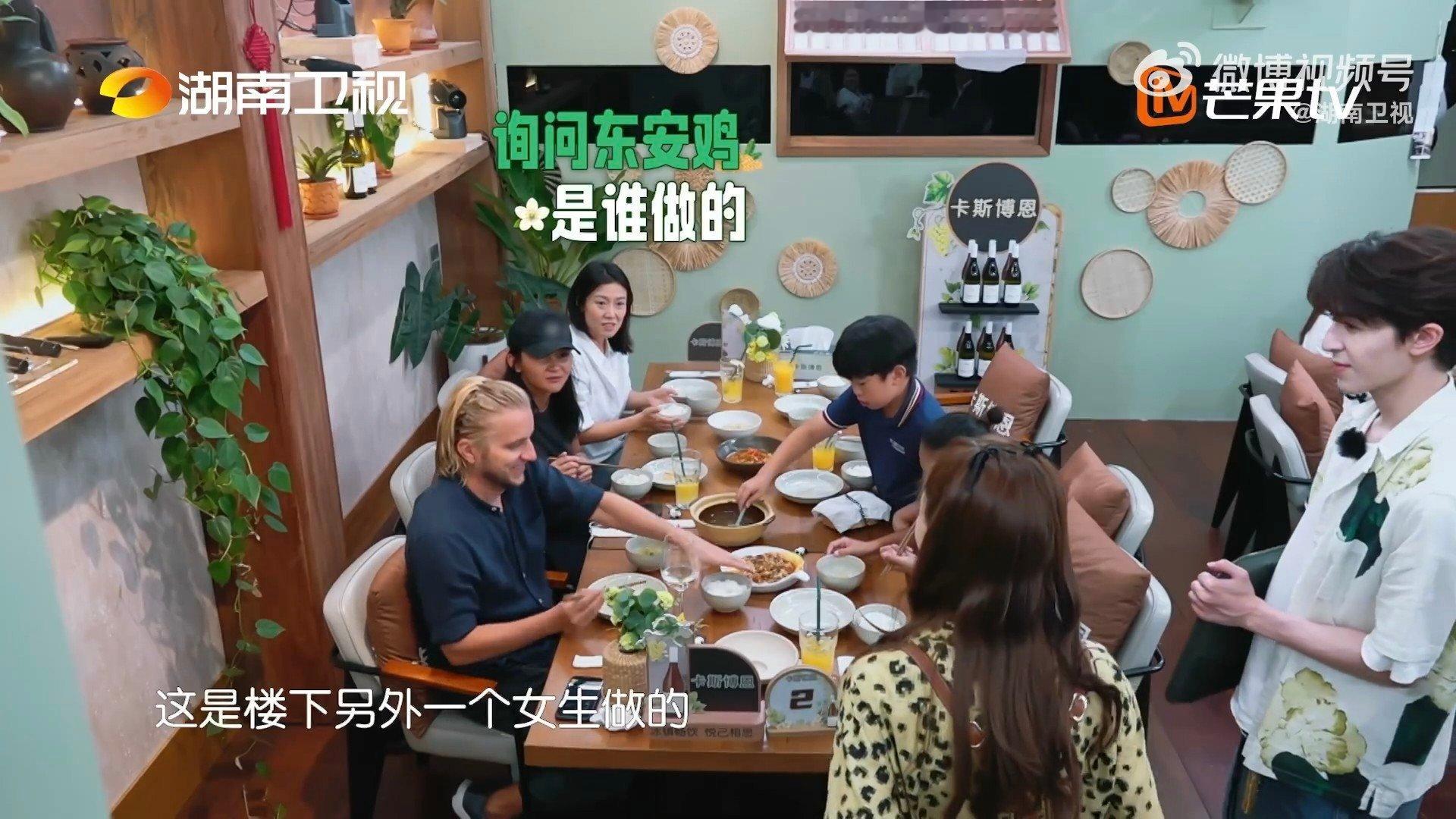 昆凌靳梦佳推完你的推我的中餐厅南洋拾光季中餐厅 美食推广日摆摊，靳梦佳细心帮昆凌