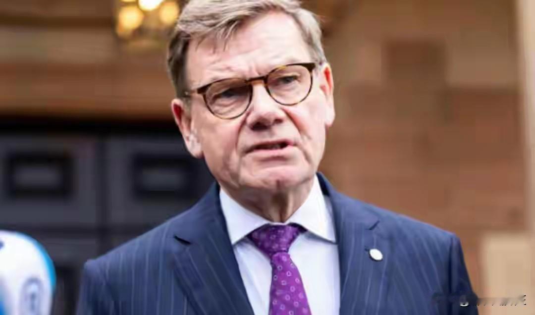 是来搞笑的吗？
哪来的大拌蒜，
猪鼻子插大葱——装象！
求人办事还趾高气扬🉐损