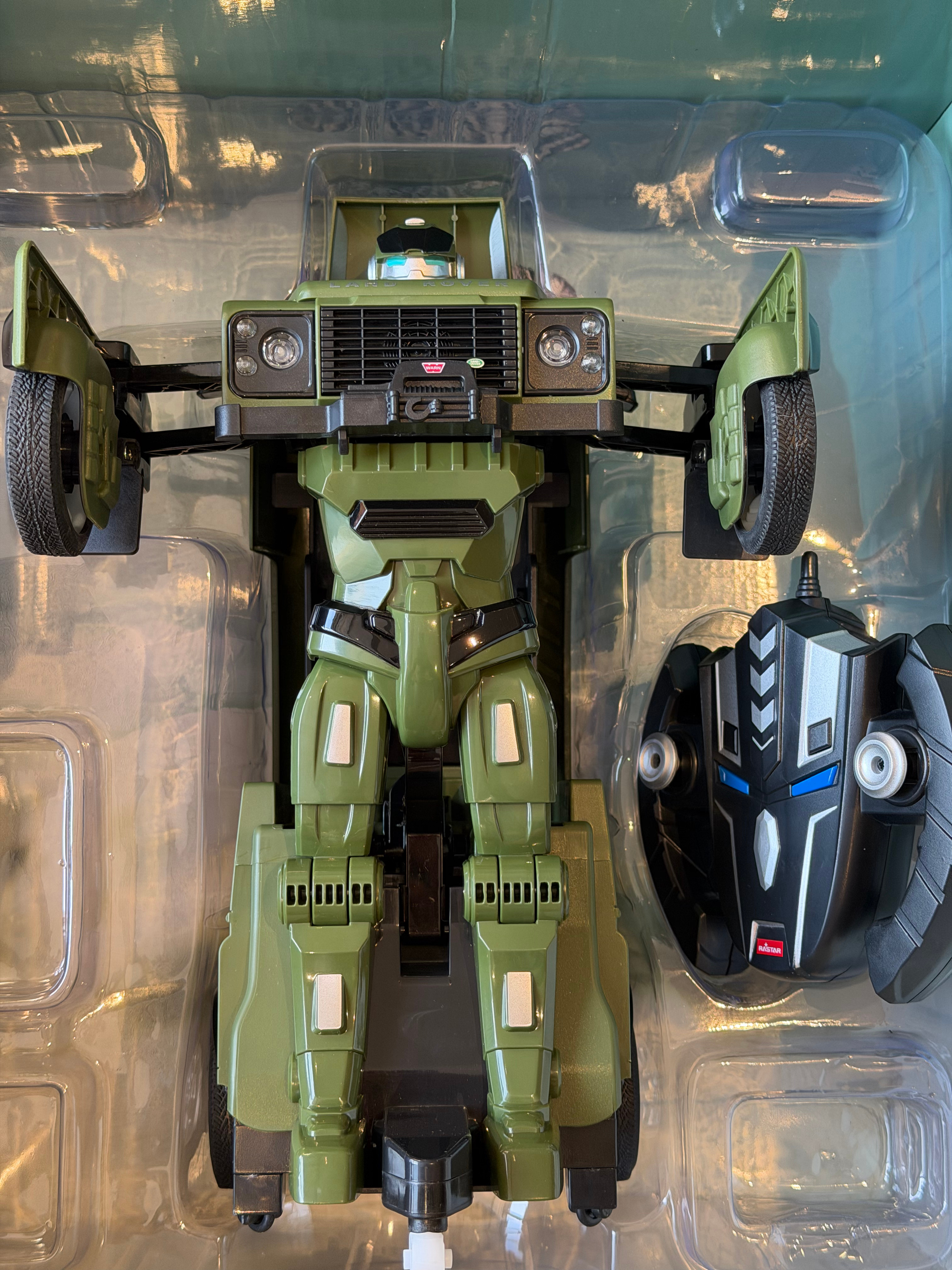 今天抽一个好东西～路虎卫士汽车人，带手柄的哟！评论就抽！（仅限铁粉中奖哟！）静静