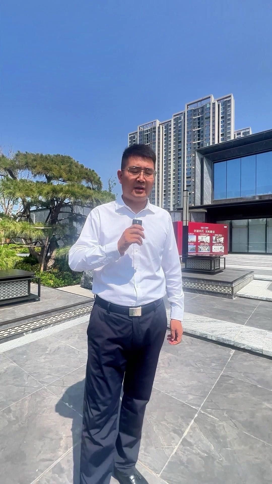 📍位置：离西安医学院比较近的浐灞国际港。

🏡龙湖江宸府在售面积：101、1