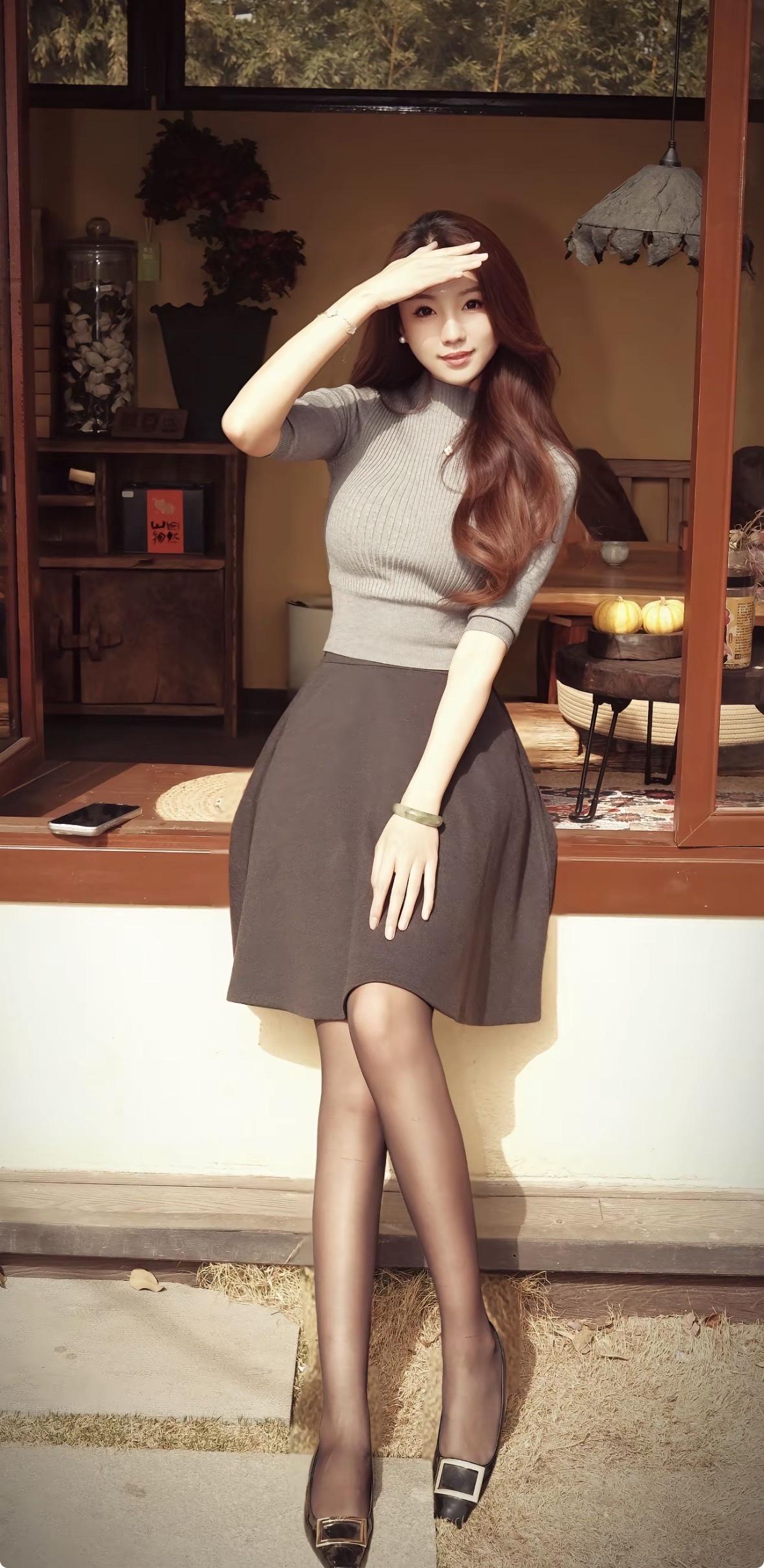 优雅气质，复古风穿搭，灰色毛衣搭配深灰色半身裙，尽显时尚魅力！