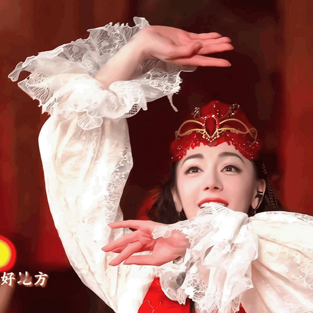 虽然我喜欢古力娜扎，但必须承认迪丽热巴更多才多艺，不论是演技还是舞蹈，总能俘获人