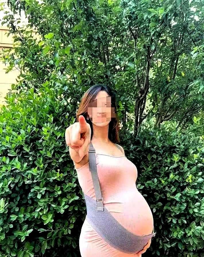 看到湖北那则新闻，脊背一阵发凉。
八个月身孕，四次产检都说是“单活胎”，直到临盆