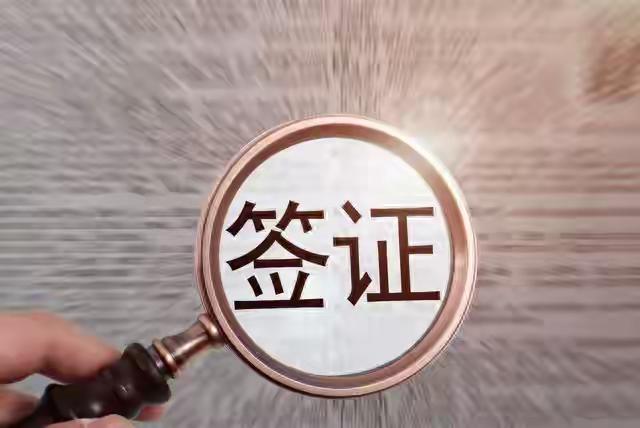 一夜之间，华人圈又炸了。最吓人的不是“回国办绿卡”，是有人一出境，十年都未必回得