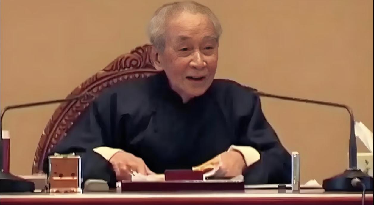 《列子》里讲“杞人忧天”，列子听到后笑说：“言天地坏者亦谬，言天地不坏者亦谬，坏