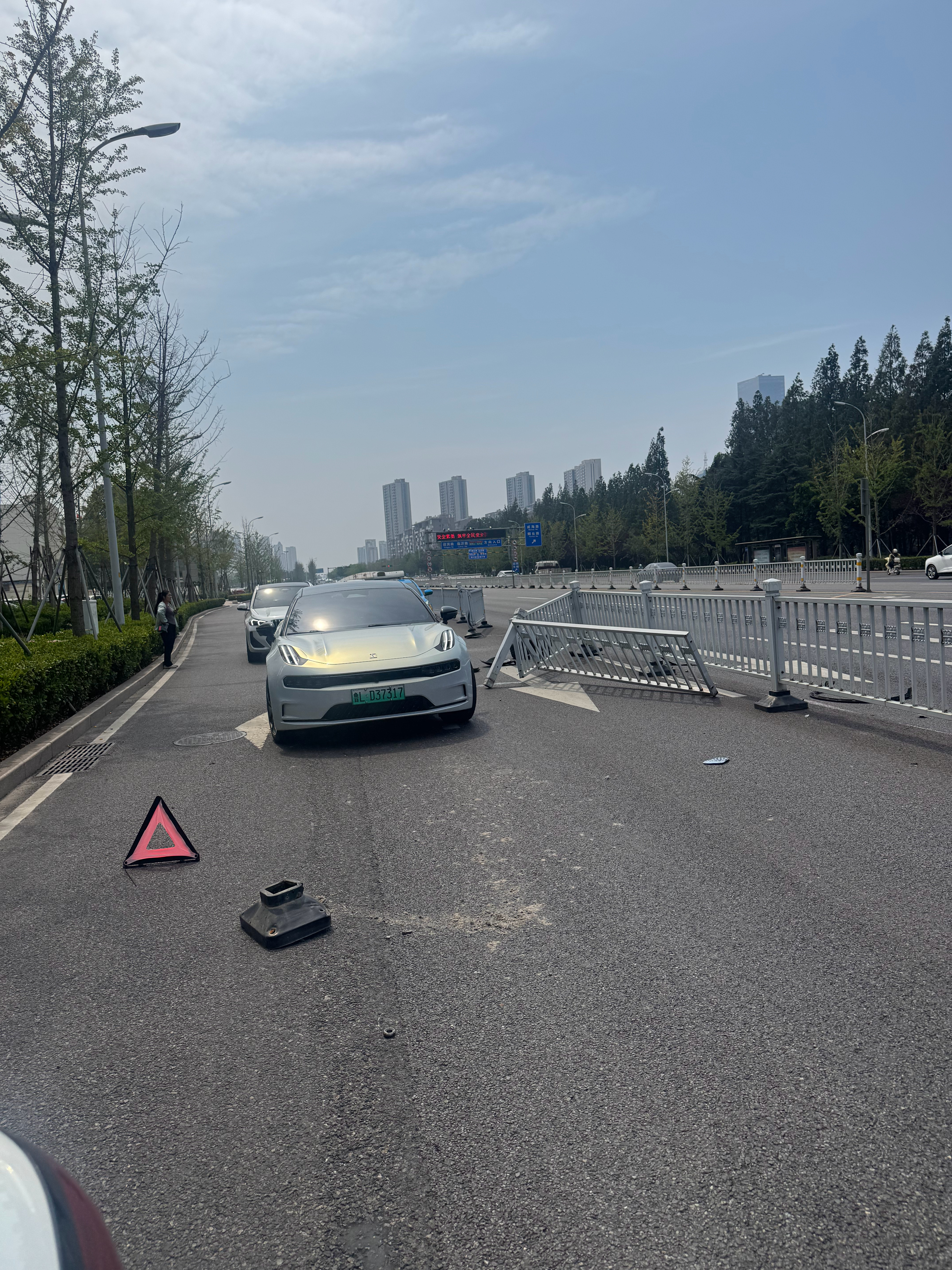 再次安利一下我的小车，smart大聪明昨天车出了事故。我正常行驶，突然左边的车撞
