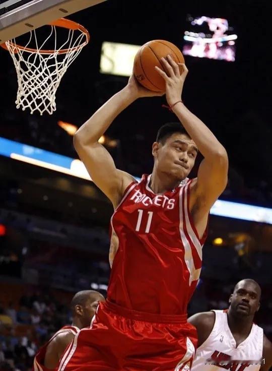 篮球篮球于我，是热血与激情的代名词。每当踏上球场，握球在手，便觉充满力量。运球突